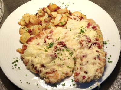 Lucas Cranach Schnitzel mit Speck, Zwiebeln & Käse überbacken mit Pommes Frites oder Bratkartoffeln